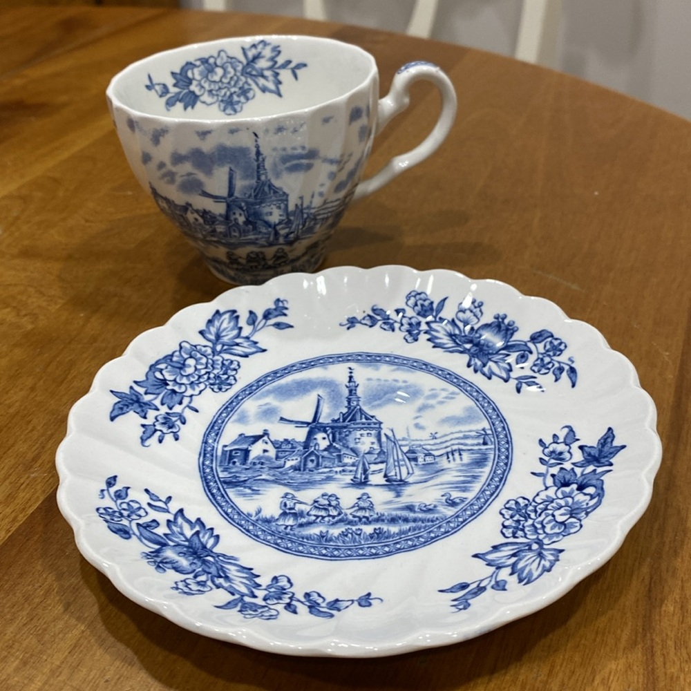 Vintage, teacup/saucer set, “Tulip Time”, by Johnson Bros. - Picture 11 of 12